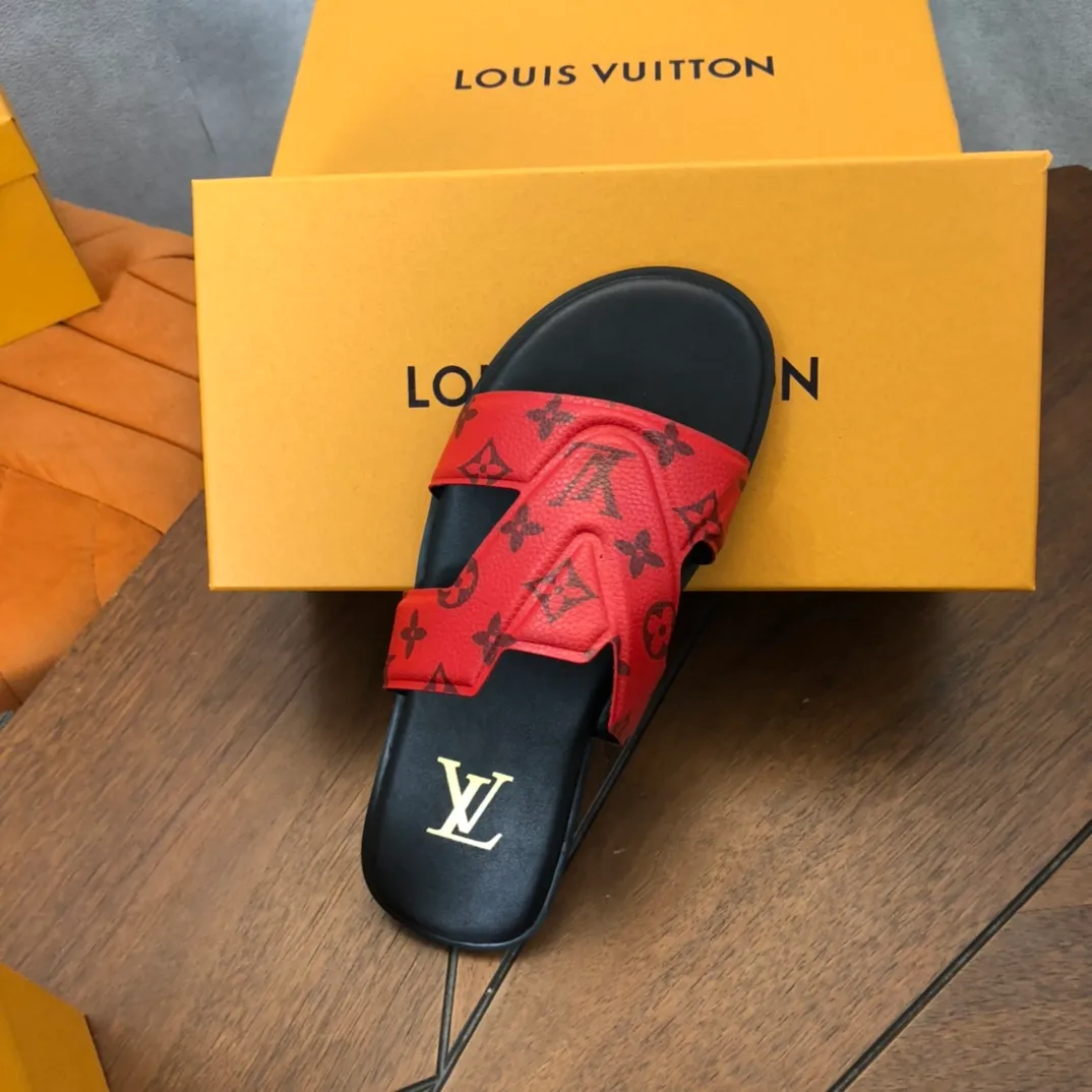 Factory price: 270💰LV counters are selling new brand luxury men's slippers, casual, loose and comfortable. The must-have model in the picture above [Happy][Happy], multiple colors available Size: 38-44, customized 45